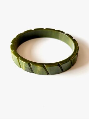 Vintage Dark Green Variable Tone Hand Carved Bakelite Bangle